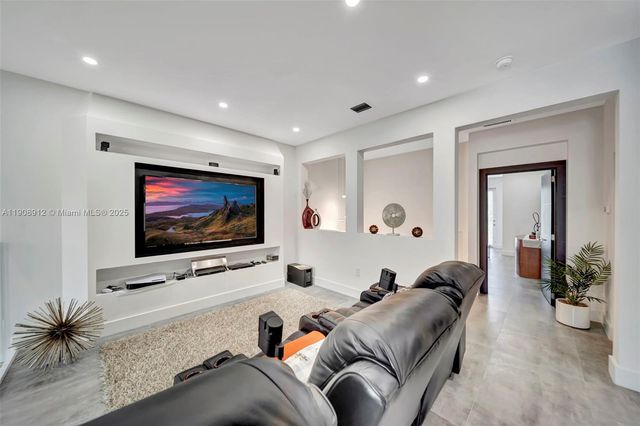 10867 NW 76th Ln, Doral, FL 33178