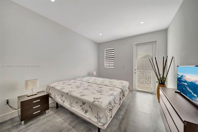 10867 NW 76th Ln, Doral, FL 33178