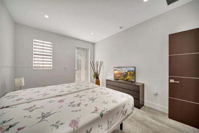 10867 NW 76th Ln, Doral, FL 33178