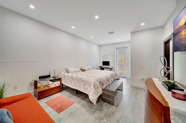 10867 NW 76th Ln, Doral, FL 33178