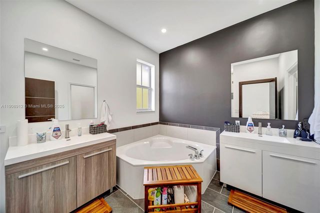 10867 NW 76th Ln, Doral, FL 33178