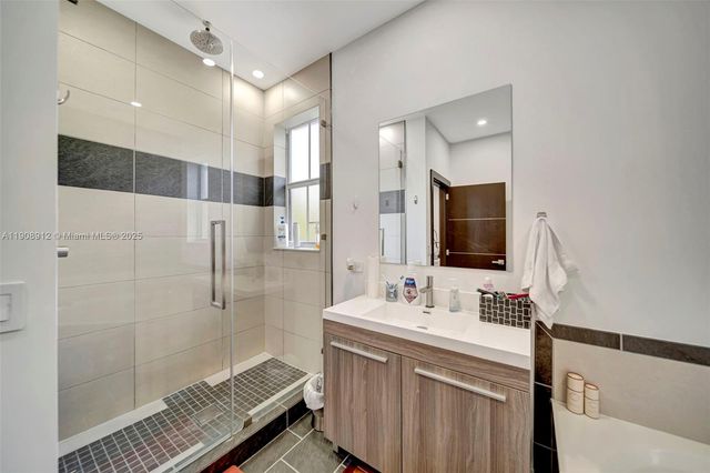 10867 NW 76th Ln, Doral, FL 33178