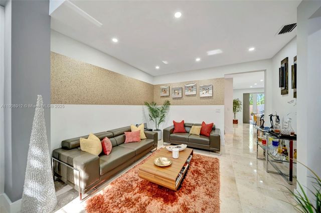 10867 NW 76th Ln, Doral, FL 33178