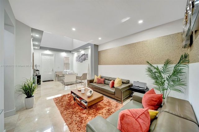 10867 NW 76th Ln, Doral, FL 33178