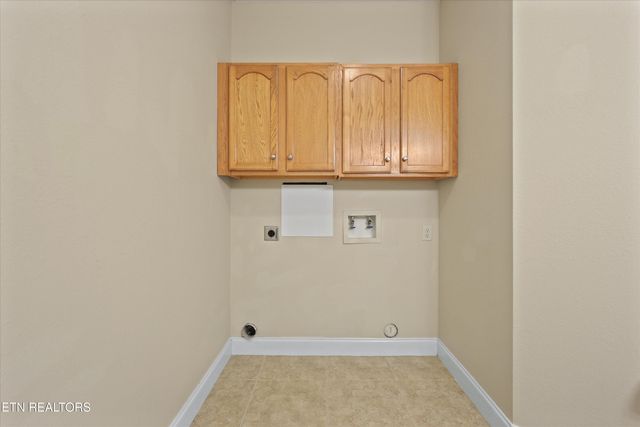 560 Meadow Walk Lane, Lenoir City, TN 37772