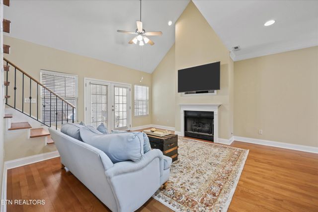 560 Meadow Walk Lane, Lenoir City, TN 37772