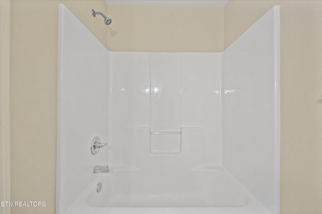 560 Meadow Walk Lane, Lenoir City, TN 37772