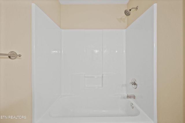 560 Meadow Walk Lane, Lenoir City, TN 37772