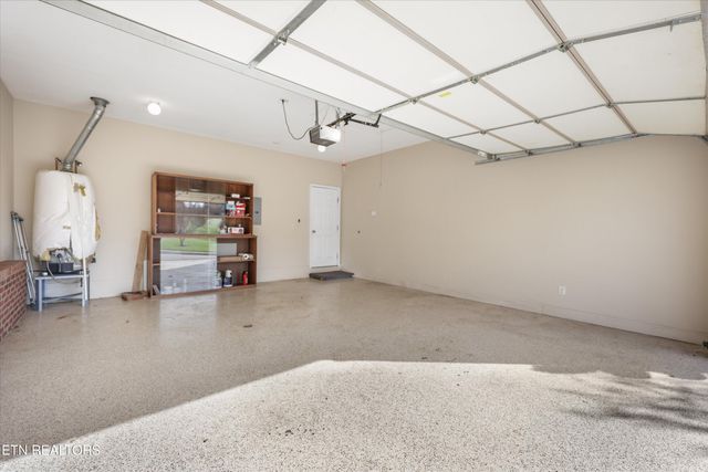 560 Meadow Walk Lane, Lenoir City, TN 37772