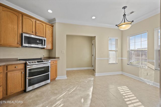 560 Meadow Walk Lane, Lenoir City, TN 37772