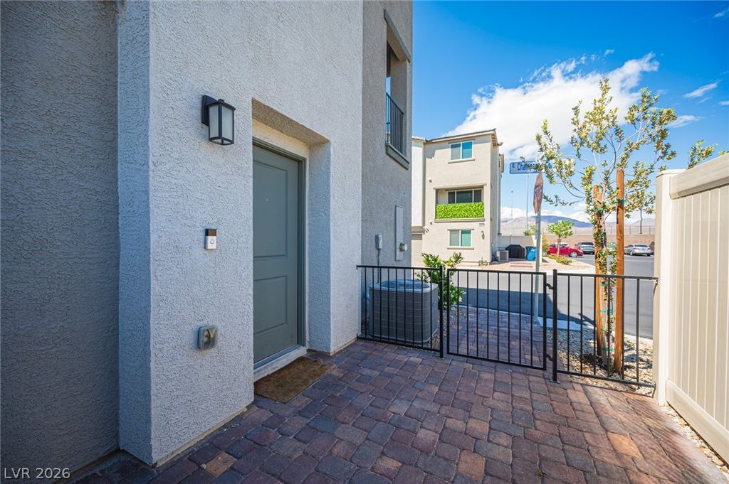 Image 6 of property listing at 2673 Champagne Gold Avenue, North Las Vegas, NV 89086