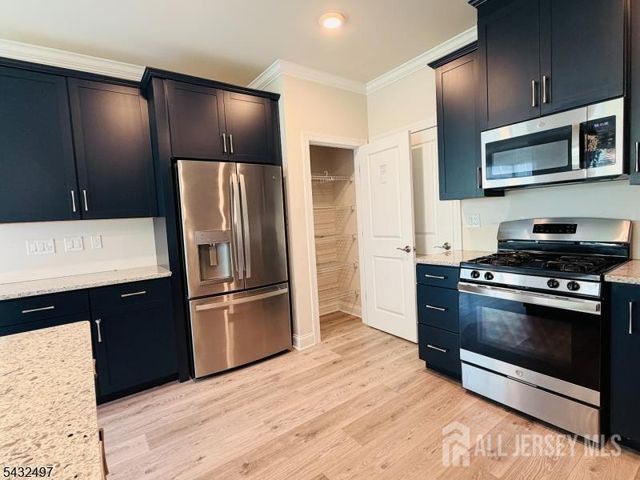 810 Greenland Square, Highland Park, NJ 08904