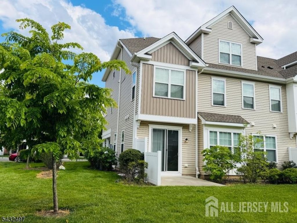 810 Greenland Square, Highland Park, NJ 08904