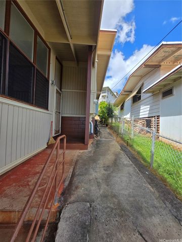 1470 Hoohaku Street, Pearl City, HI 96782