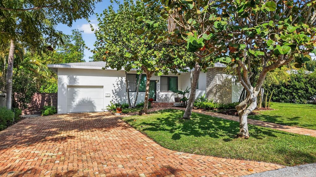 215 N Seacrest Circle, Delray Beach, FL 33444