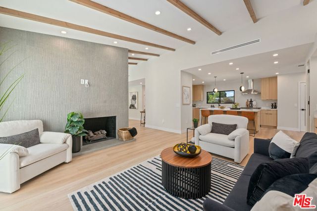 23442 Burbank Boulevard, Woodland Hills, CA 91367