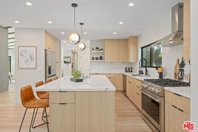 23442 Burbank Boulevard, Woodland Hills, CA 91367