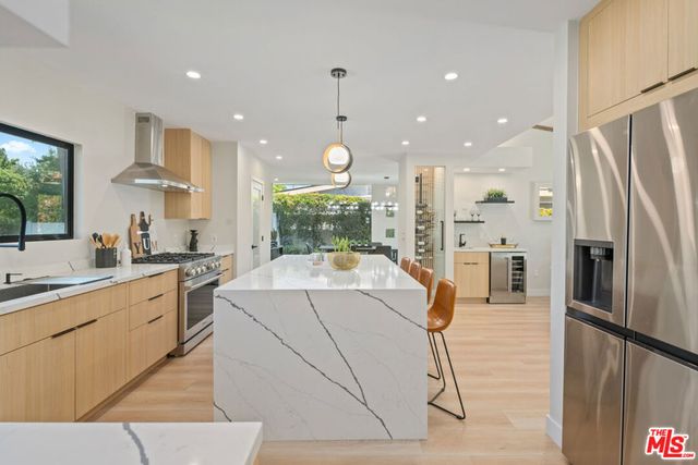 23442 Burbank Boulevard, Woodland Hills, CA 91367