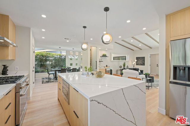 23442 Burbank Boulevard, Woodland Hills, CA 91367