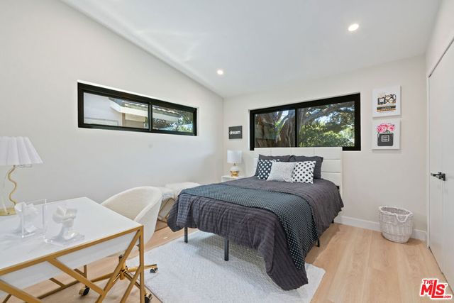 23442 Burbank Boulevard, Woodland Hills, CA 91367