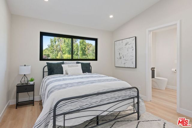 23442 Burbank Boulevard, Woodland Hills, CA 91367