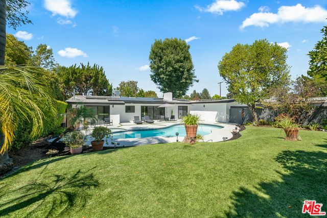 23442 Burbank Boulevard, Woodland Hills, CA 91367