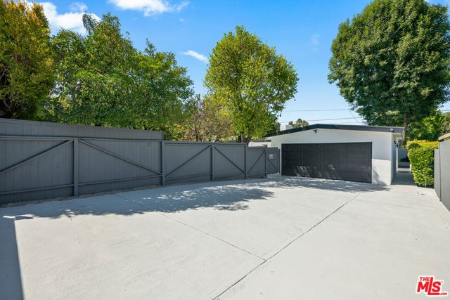 23442 Burbank Boulevard, Woodland Hills, CA 91367