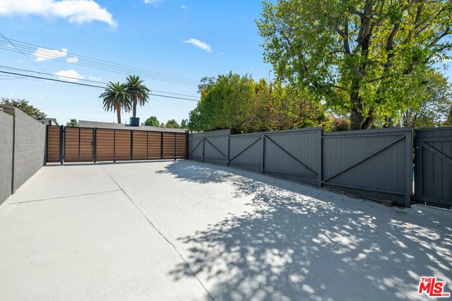 23442 Burbank Boulevard, Woodland Hills, CA 91367