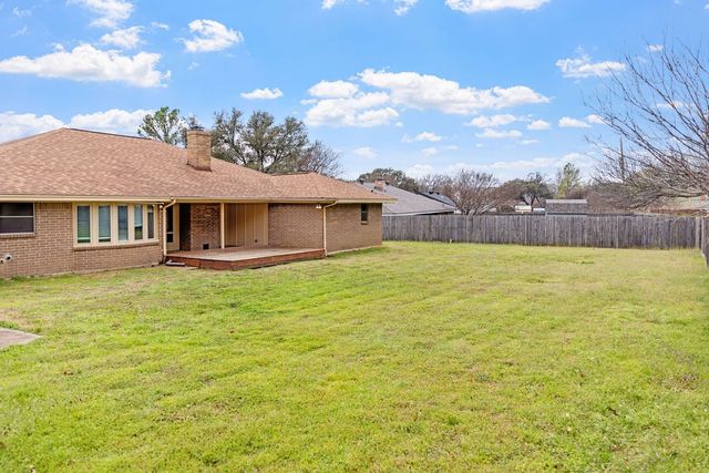 712 Springhill Drive, Hurst, TX 76054