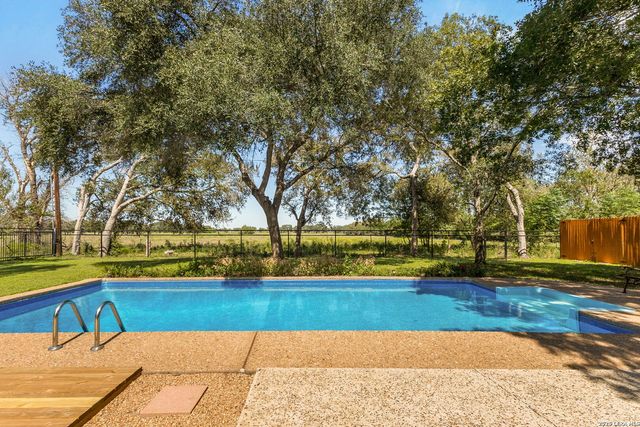 228 LONE OAK ST, Seguin, TX 78155