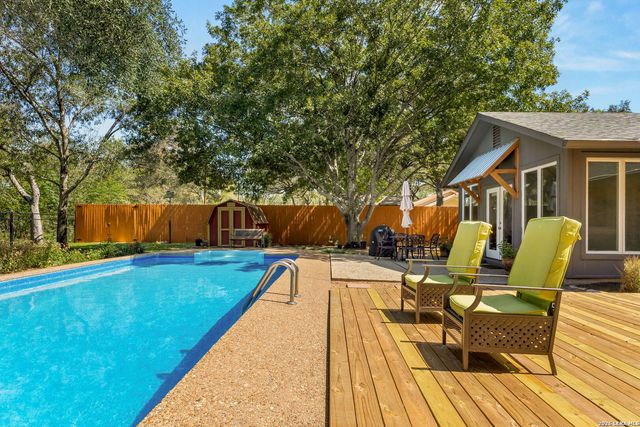 228 LONE OAK ST, Seguin, TX 78155