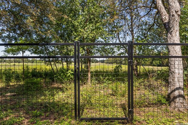 228 LONE OAK ST, Seguin, TX 78155