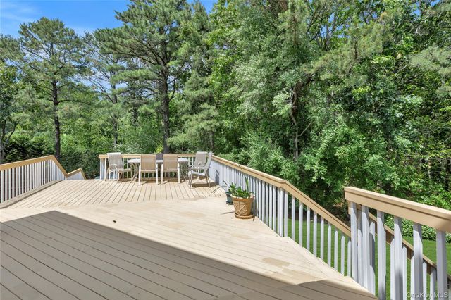 216 Landing Lane, Baiting Hollow, NY 11933
