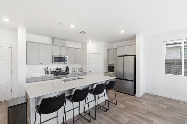 997 Pioneer Drive W, Madera, CA 93636