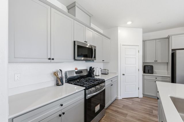 997 Pioneer Drive W, Madera, CA 93636