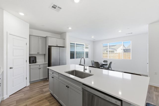 997 Pioneer Drive W, Madera, CA 93636