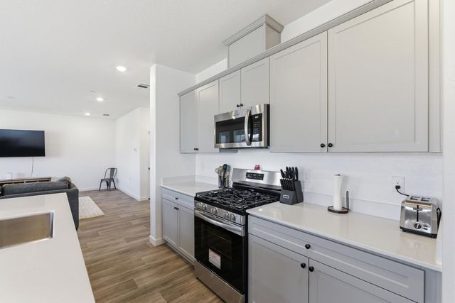 997 Pioneer Drive W, Madera, CA 93636