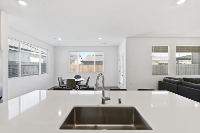 997 Pioneer Drive W, Madera, CA 93636