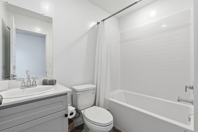 997 Pioneer Drive W, Madera, CA 93636