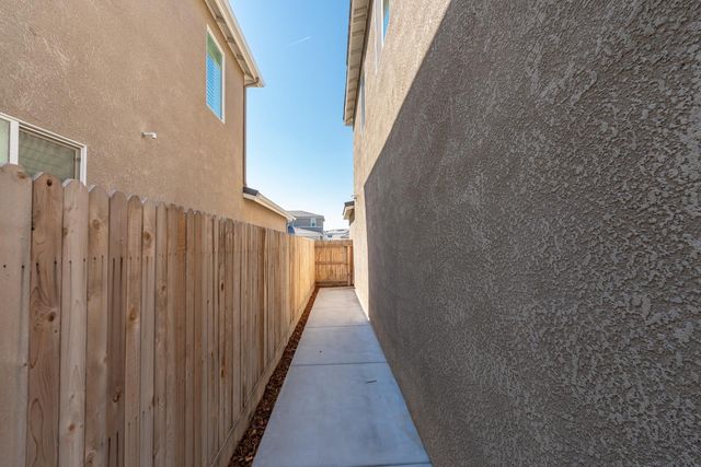 997 Pioneer Drive W, Madera, CA 93636