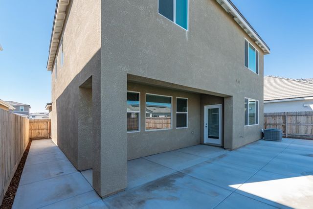 997 Pioneer Drive W, Madera, CA 93636