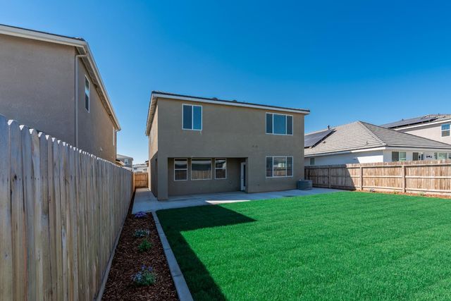 997 Pioneer Drive W, Madera, CA 93636