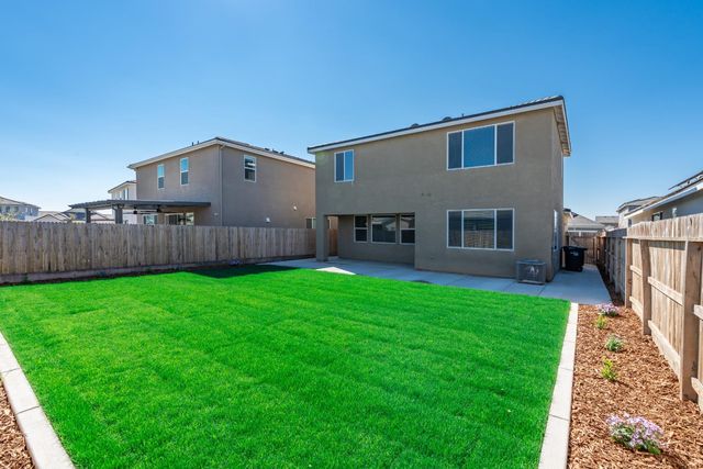 997 Pioneer Drive W, Madera, CA 93636