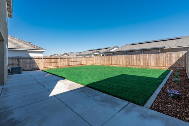 997 Pioneer Drive W, Madera, CA 93636