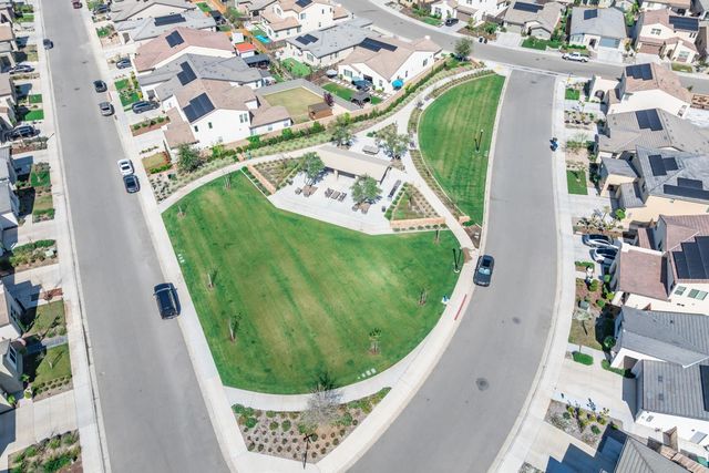 997 Pioneer Drive W, Madera, CA 93636