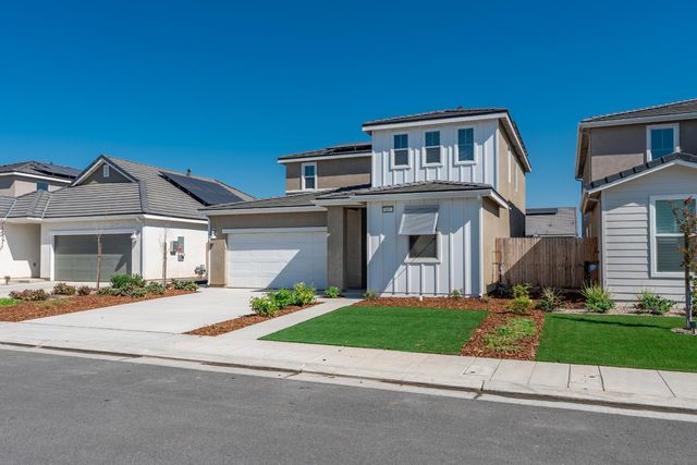 997 Pioneer Drive W, Madera, CA 93636