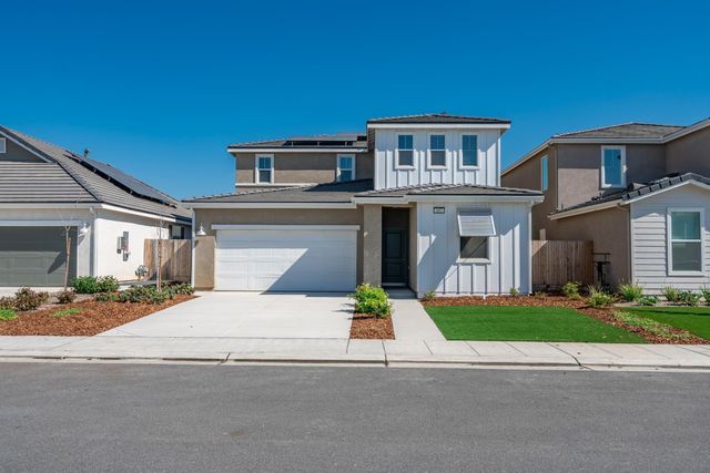 997 Pioneer Drive W, Madera, CA 93636