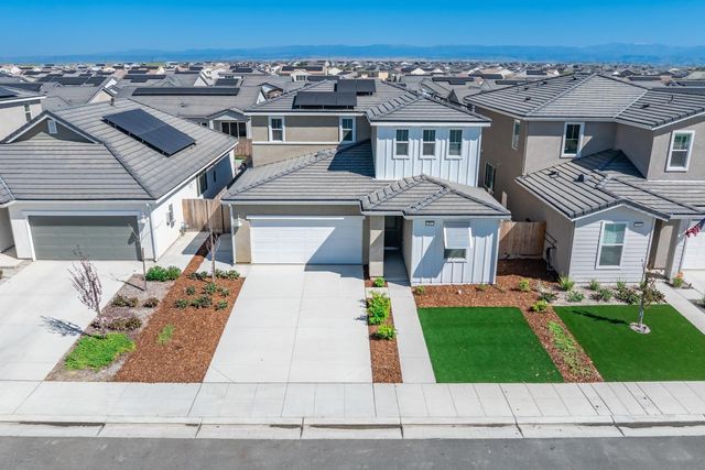 997 Pioneer Drive W, Madera, CA 93636