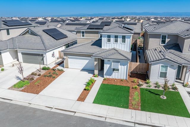 997 Pioneer Drive W, Madera, CA 93636