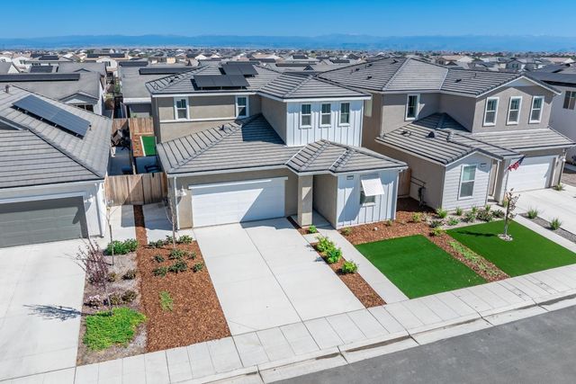 997 Pioneer Drive W, Madera, CA 93636